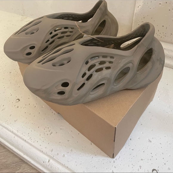 NIB Yeezy Foam Runner ‘Stone Sage’ - Picture 2 of 5